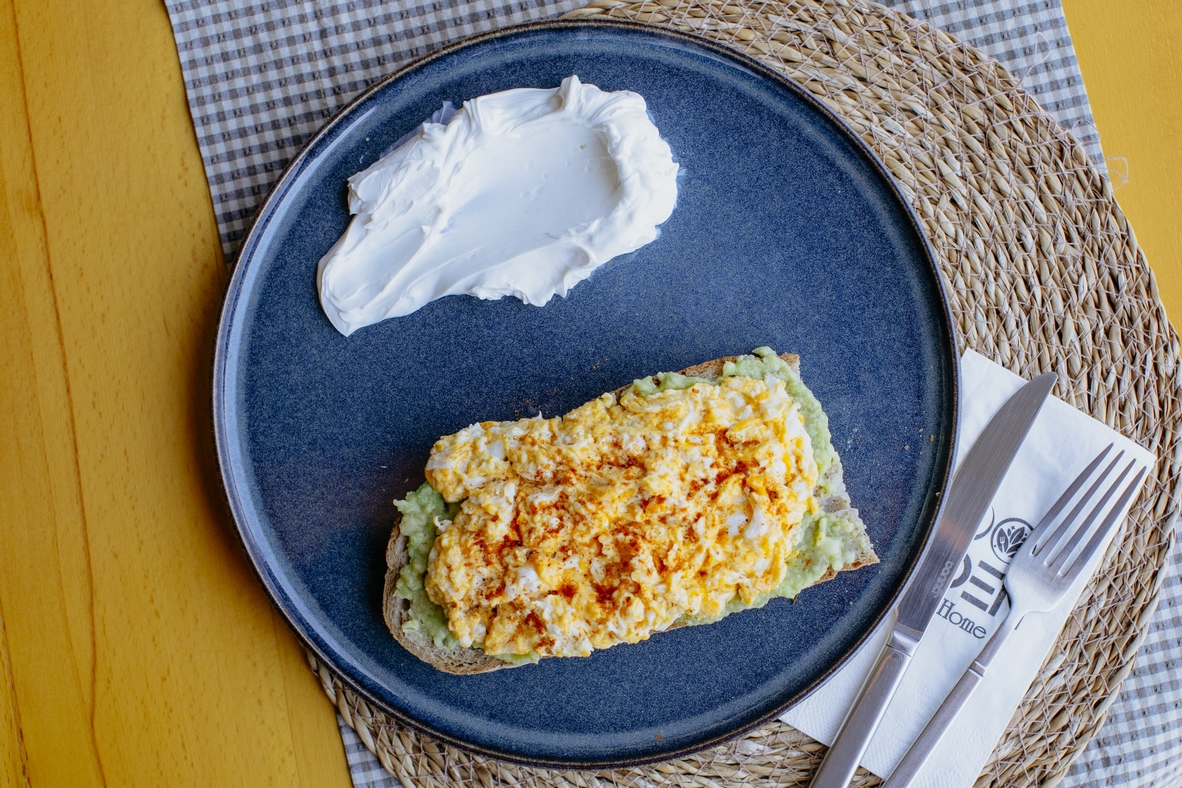 Ekşi Mayalı Ekmekle Hazırlanmış Avokadolu Çırpılmış Yumurta