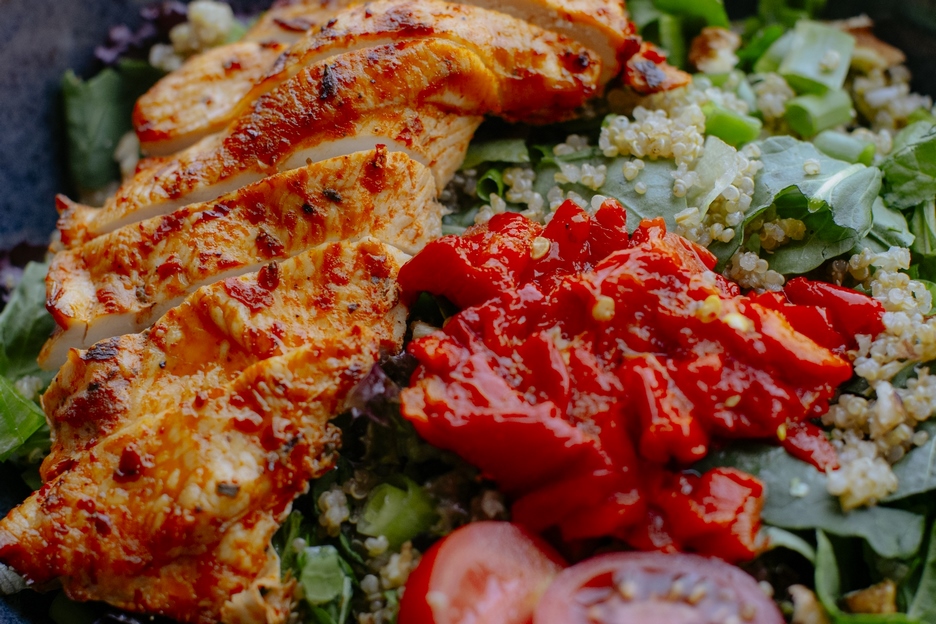 Kinoalı Tavuk Salata